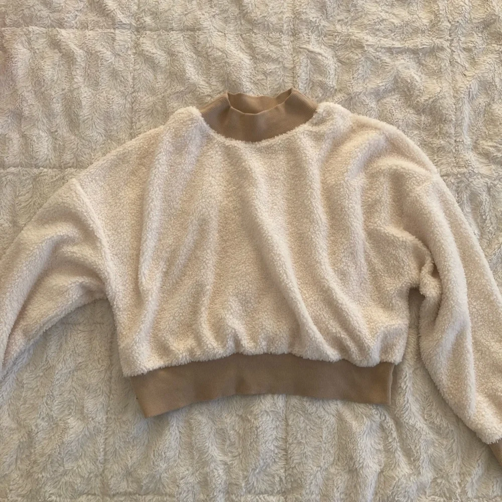 Fabletics Cropped Sherpa Pull-Over - Picture 3 of 4